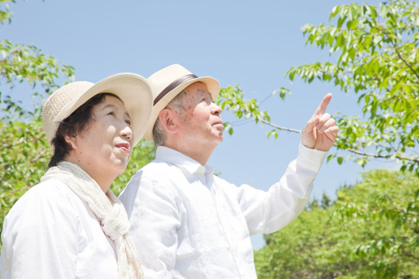 夫婦ふたりで老後生活を送る上で最低限必要と考えられる「最低日常生活費」は月に約22万円※、「ゆとりある老後生活費」は約35.4万円